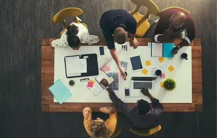 Key functions of business operations management: planning, organization, staffing, directing, and controlling displayed as interconnected processes